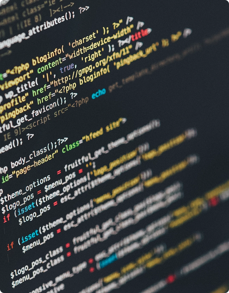 Ordenador con código trabajando en el diseño web para una empresa