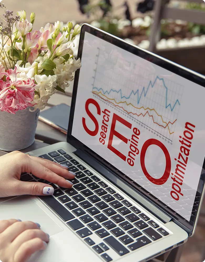 Trabajador analizando en su ordenador el SEO de una web